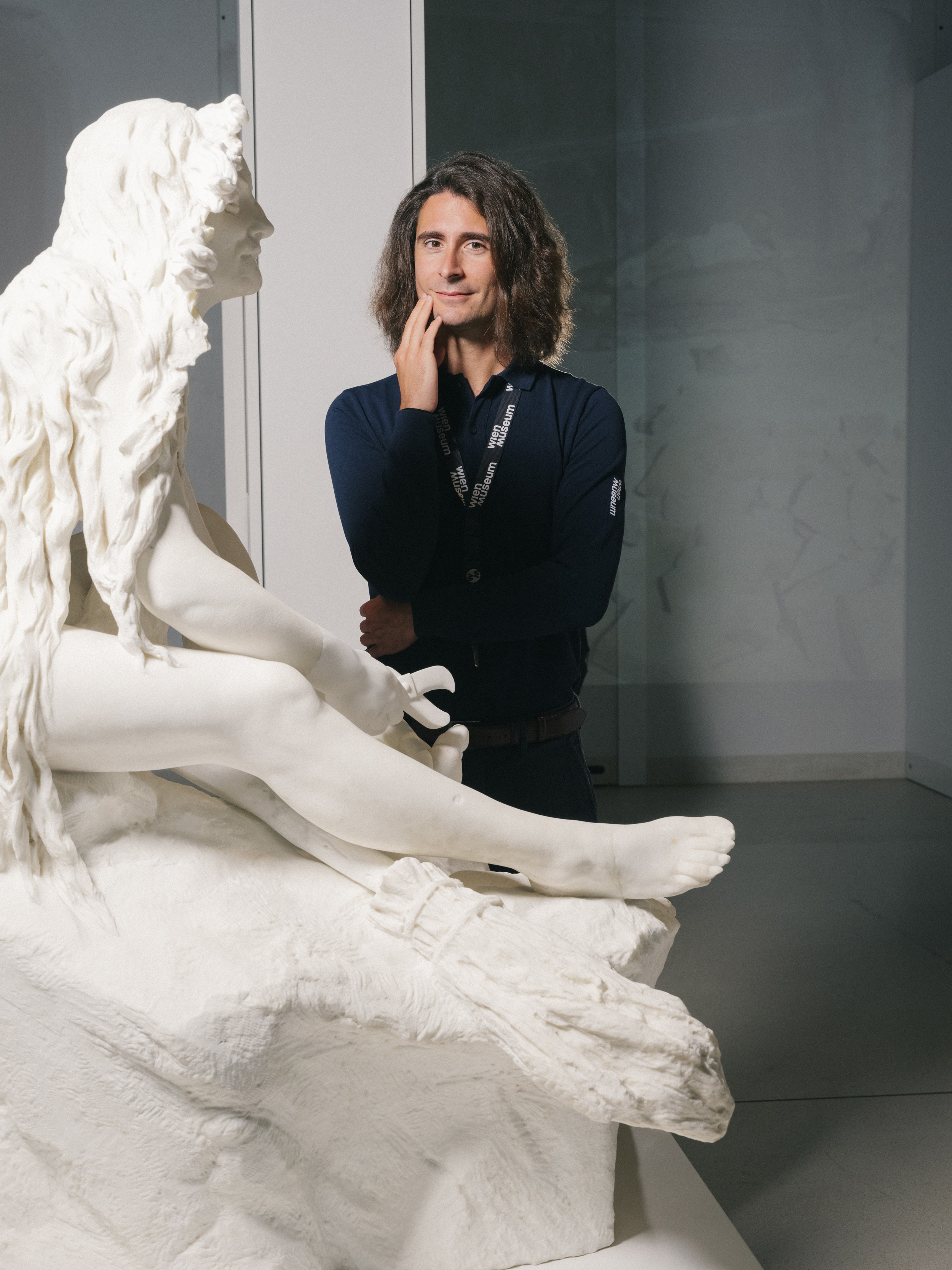 Wien Museum: employee Daniel Enevoldsen next to the sculpture “Hexe bei der Toilette für die Walpurgisnacht” by Teresa Feodorowna Ries