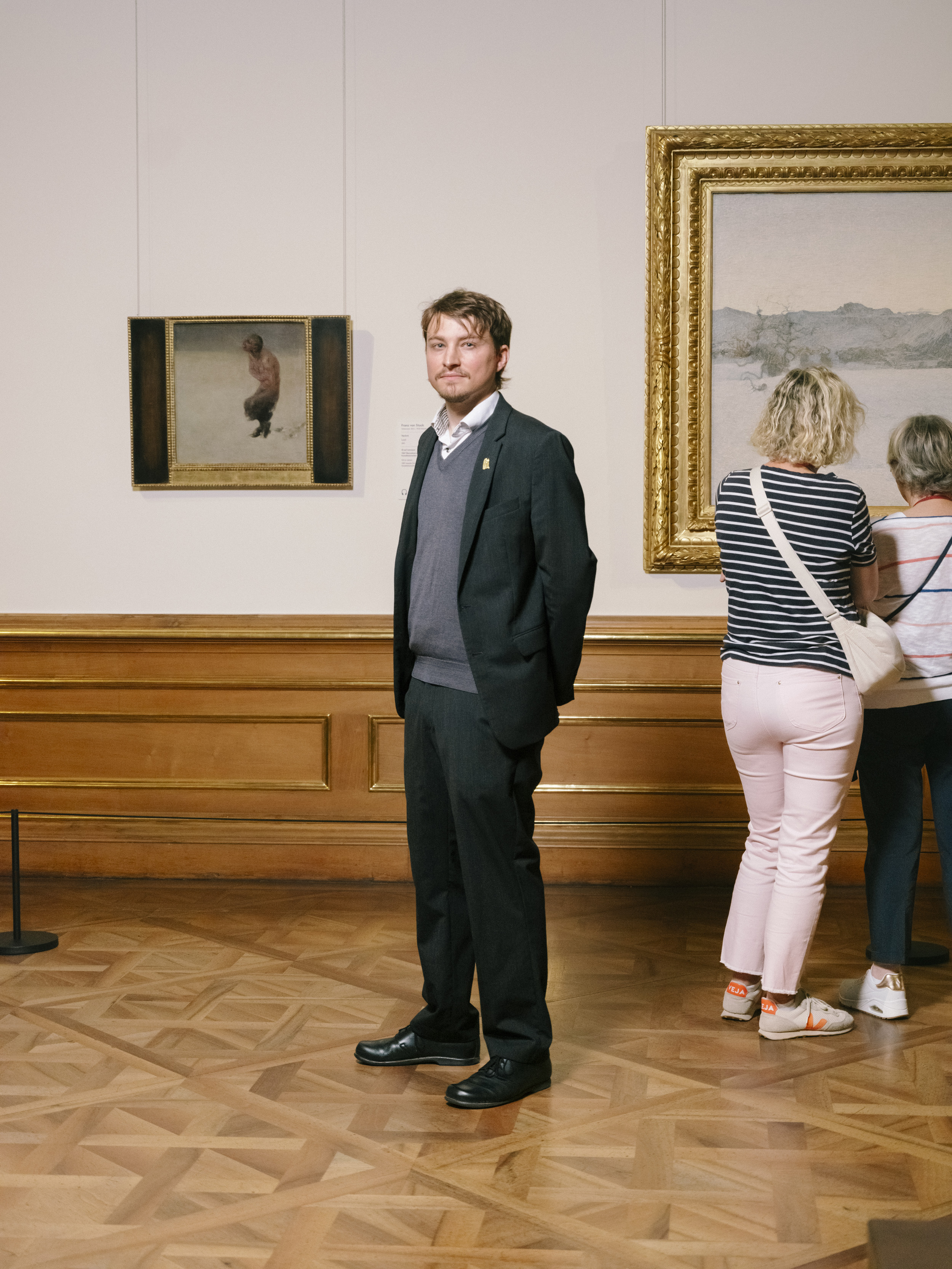 Belvedere: employee Mathias Beck in front of the painting “Verirrt” by Franz von Stuck