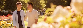 Homosexuální pár v zámeckém parku Schönbrunn