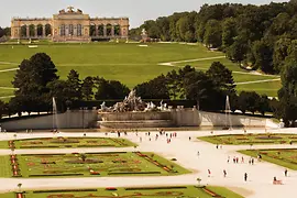 Le parc du château de Schönbrunn et la Gloriette au printemps