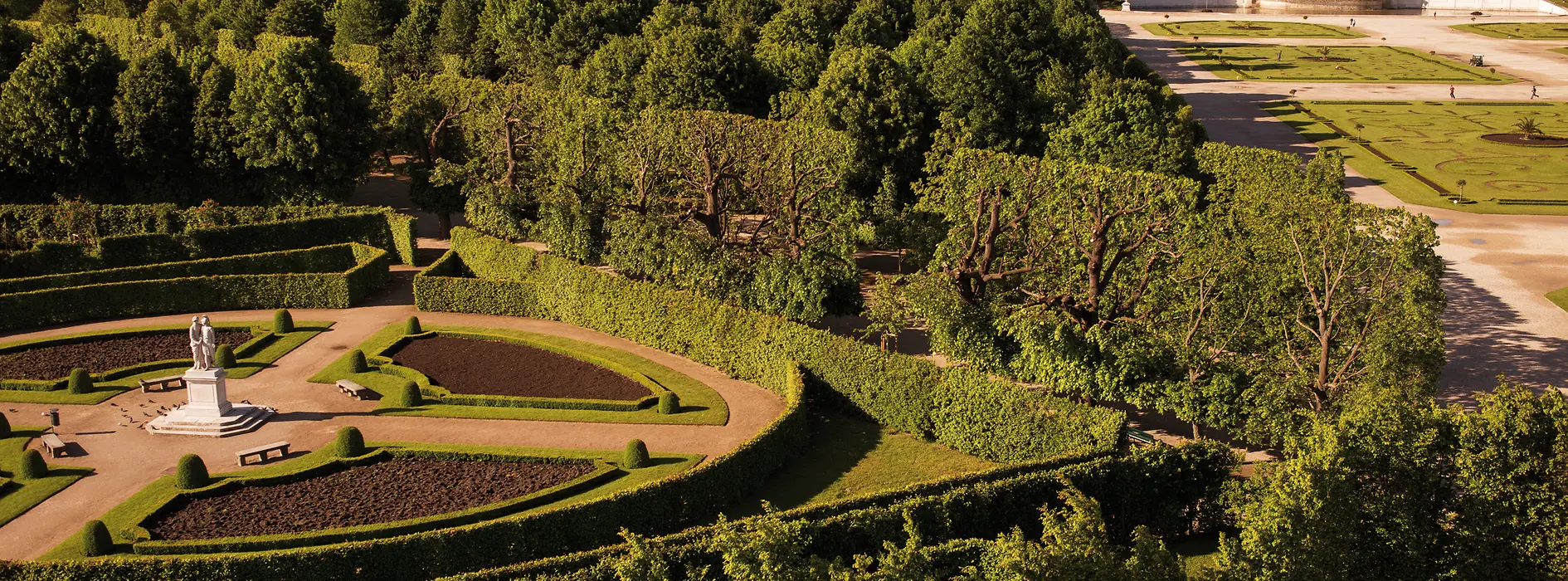 Schönbrunner Schlosspark mit Blick auf Gloriette