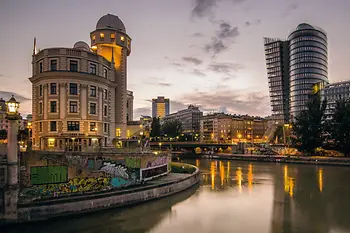 Vista sobre Urania, en el Canal del Danubio