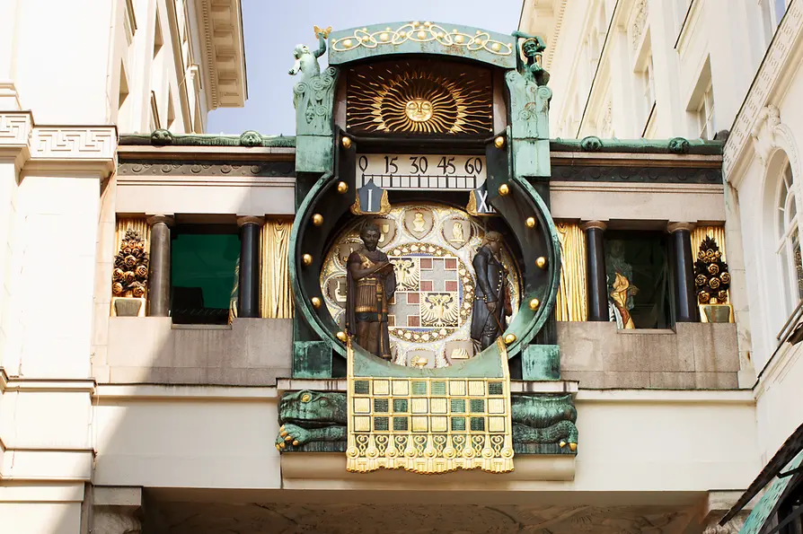 Orloj s kotvovým mechanismem na náměstí Hoher Markt 