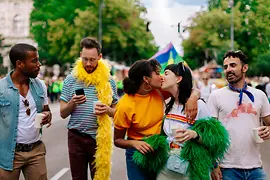 Cupluri de lesbiene şi gay la Parada Curcubeului