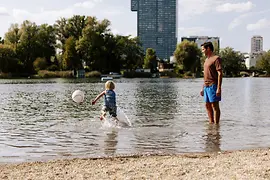 Familie beim Baden an der Alten Donau