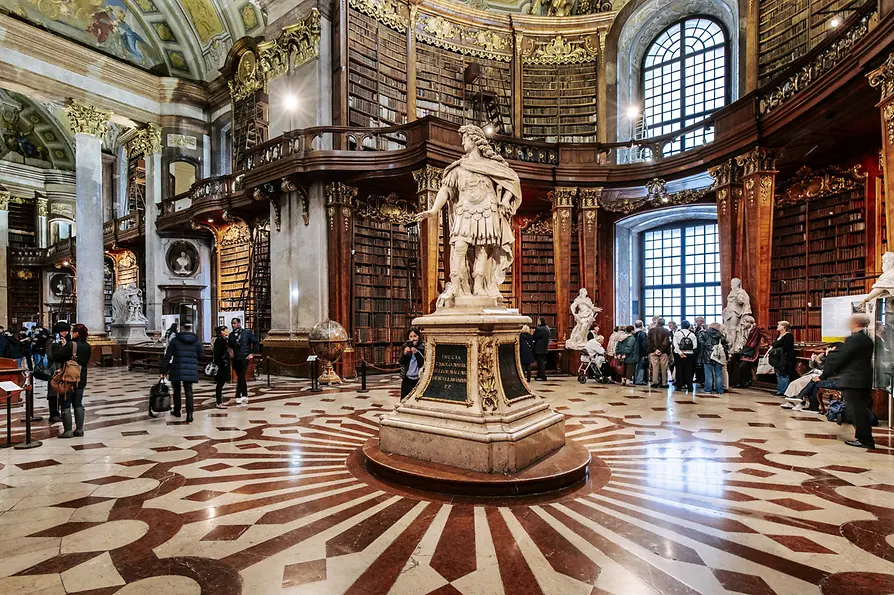 Sala de Gala de la Biblioteca Nacional con estatua en el centro