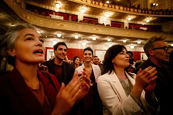Klaszcząca publiczność w Wiedeńskiej Sali Koncertowej Konzerthaus