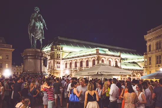 Party in the evening with the State Opera in the background