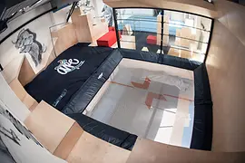 In der Ape Academy gibt es auch ein großes Trampolin 