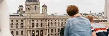 Widok na Muzeum Historii Sztuki w Wiedniu z tarasu dachowego Muzeum Historii Naturalnej