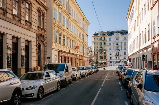 Kilátás a Kettenbrückengasse felől a Wienzeile felé 