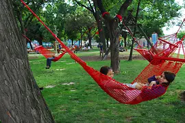 Park Bruna Kreiského s houpacími sítěmi