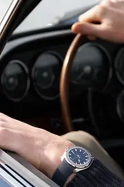 © Carl Suchy & Söhne Mann mit exklusiver Armband-Uhr