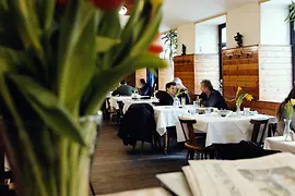 Vnitřní pohled na hostinec „Rebhuhn“ s hosty u stolů