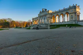 Gloriette sous le soleil d'automne en soirée