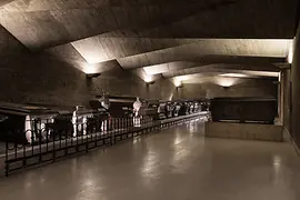 Feretri nella sala illuminata