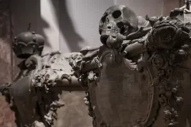 Due feretri con scultura di teschio e corona