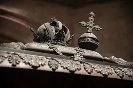Coperchio del feretro con la corona e il globo crucigero