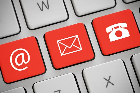 Tastatur mit Symbolen zu Web, Mail und Telefon