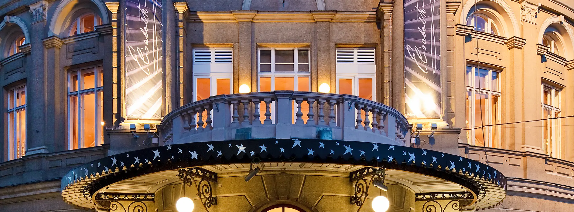 Raimund Theater, Außenansicht, Abendstimmung