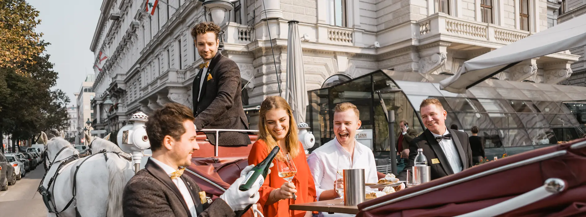 Pasajeros en una calesa en Viena 