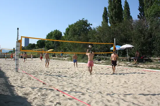 Beachvolleyballer beim Vienna City Beach Club in Action