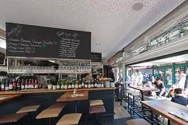 Bar Tewa na tržnici Naschmarkt, pohled zevnitř ven s hosty