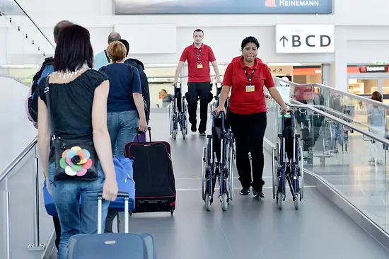 Rollstühle am Flughafen Wien