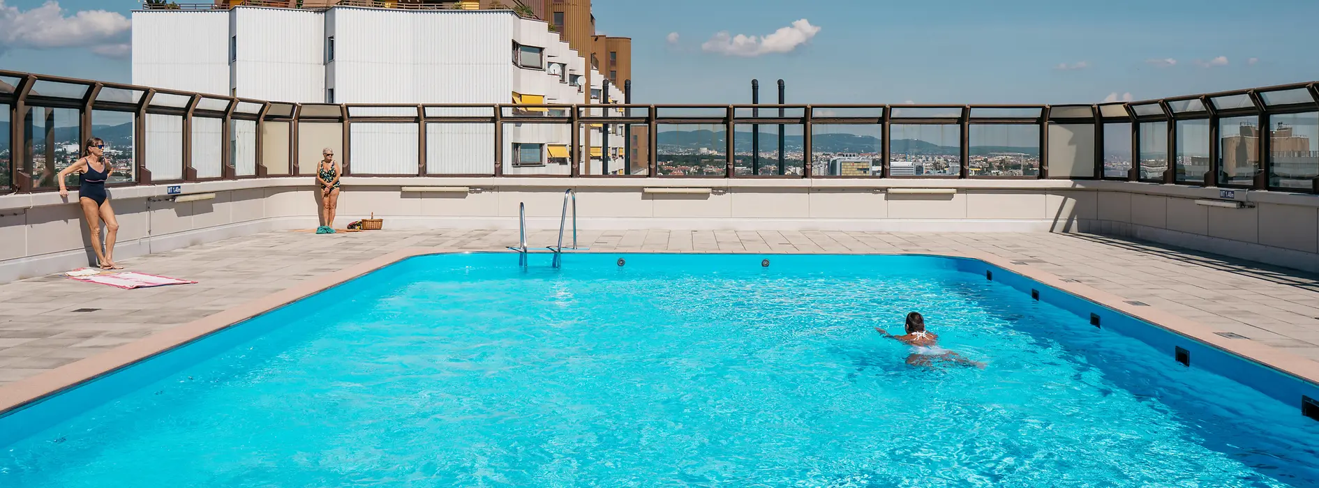 Alterlaa, piscina all'aperto sul tetto, persone che nuotano in una giornata di sole