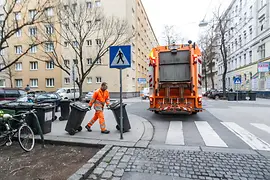 Gestion des déchets : camion de ramassage des déchets et employé avec poubelles