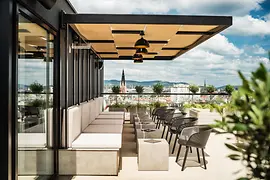 Bar con terraza en la azotea con vistas de Viena