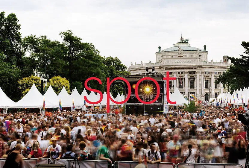 Al centro dell'immagine è scritto a grandi lettere rosse il nome della brochure dell'evento; l'immagine mostra un evento davanti al Burgtheater.