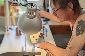 Upcycling Gabarage, employee sewing a bag