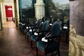 Schloss Schönbrunn VR, Saal mit Sesseln darauf liegen VR Brillen
