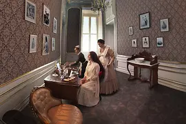 Schloss Schönbrunn VR, drei Frauen eine macht ihre Haare