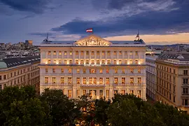 Hotel Imperial, abends, Aussenansicht