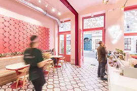 Rosafarbenes Interieur eines Restaurants