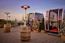 Cabine di un’ovovia sul tetto di un hotel