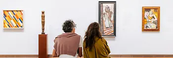 Museumsbesuch Albertina, zwei Menschen sitzen auf einer Bank und betrachten Kunst