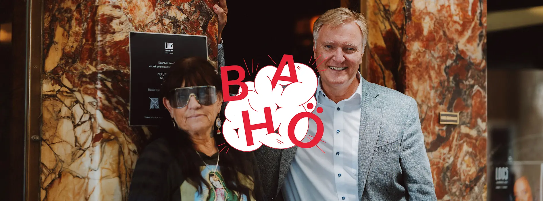 Barbesitzerin Marianne Kohn und Albertina-Direktor Schröder, im Vordergrund Podcast-Logo Bahö