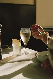 Frittatensuppe mit Weißem Spritzer im Freihausviertel