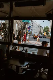 Blick aus einem Lokal im Freihausviertel auf die Straße