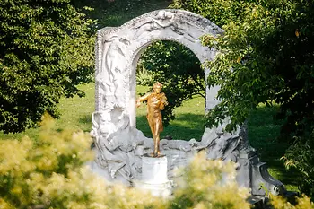 La estatua dorada del rey del vals Johann Strauss Sohn en el Stadtpark de Viena.