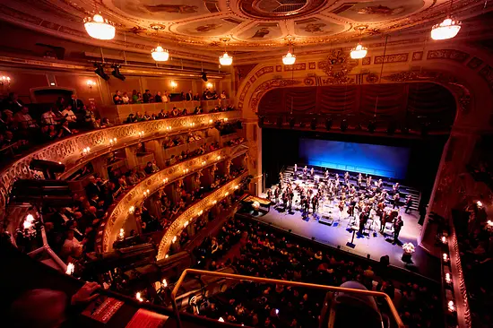 MusikTheater an der Wien durante una performance, con il pubblico e i musicisti sul palco