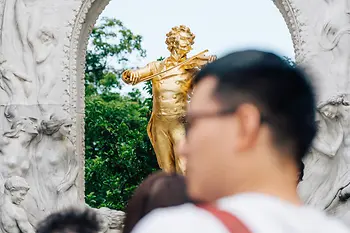 Parc de la ville de Vienne, monument Johann Strauss, touristes:au premier plan