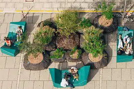Plante și scaune în MuseumsQuartier Viena